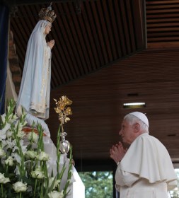 Benedicto ante Virgen de Fátima_Ley Dominical.JPG